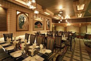 MUGHAL MAHAL HOTEL餐厅或其他用餐的地方