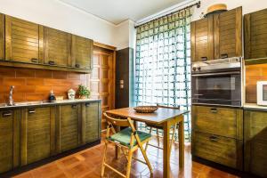 Η κουζίνα ή μικρή κουζίνα στο Unique Spacious new 3BDR apt in Mouson/Filopappou