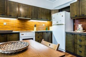 Η κουζίνα ή μικρή κουζίνα στο Unique Spacious new 3BDR apt in Mouson/Filopappou