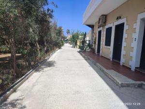 uma estrada vazia ao lado de um edifício em Villa Giorgos em Platanias