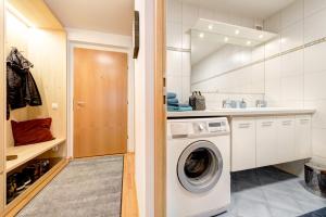 lavadero con lavadora y secadora en Charmante Ferienwohnung Residence Colrosa in Brand, en Brand