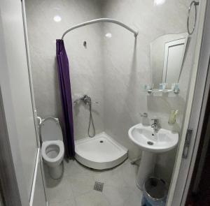A bathroom at Guest House Demma