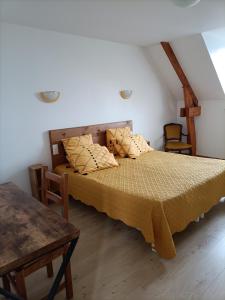 una camera con letto e tavolo di Vent des Grèves a Pontorson