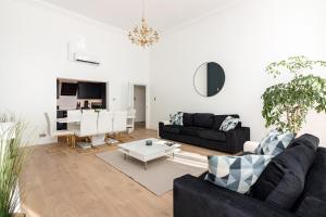 uma sala de estar com um sofá preto e uma mesa em Majestic Luxury Apartment in Marylebone em Londres