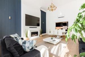 sala de estar con sofá y chimenea en Majestic Luxury Apartment in Marylebone, en Londres