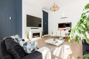 ein Wohnzimmer mit einem Sofa und einem Kamin in der Unterkunft Majestic Luxury Apartment in Marylebone in London