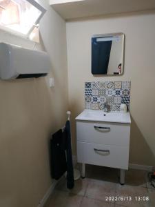 łazienka z umywalką i lustrem w obiekcie Studio à Le Boulou centre ville- pour 2 - petit prix- Juillet-aout réservation d'1 semaine minimum-check in 17-19h w mieście Le Boulou +16 zdjęć