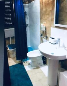 ein Bad mit einem Waschbecken, einem WC und einer Dusche in der Unterkunft Marchesana Terme - Holiday Home in Terme Vigliatore