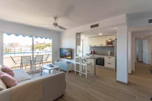 Televízia a/alebo spoločenská miestnosť v ubytovaní Lisasol Apartamento nuevo con vistas al mar