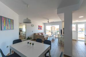 Posedenie v ubytovaní Lisasol Apartamento nuevo con vistas al mar