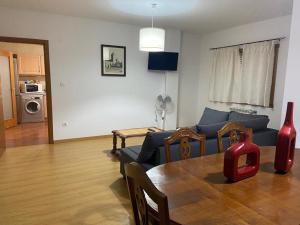 弗雷舒德埃什帕達阿辛塔的住宿－Congidouro，客厅配有桌子和沙发