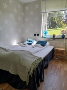 Kristinebergs Bed & Breakfast في مورا: غرفة نوم بسريرين ونافذة عليها نجوم