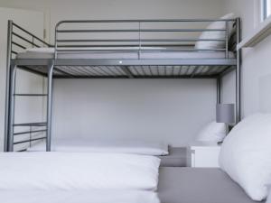 Un dormitorio con dos literas y una escalera. en Ferienwohnung Kirschbaum, en Rust