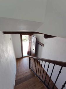 Una escalera en una casa con ventana en Casa de las Nieves, en Pitres