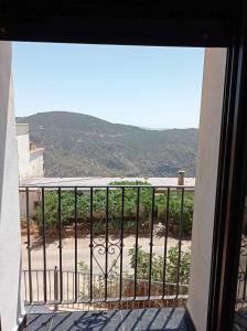 vistas a un balcón con vistas a la playa en Casa de las Nieves en Pitres