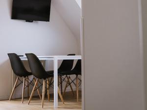 Un comedor con una mesa y sillas negras. en Ferienwohnung Kirschbaum, en Rust