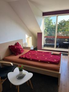 a room with a bed with a window and a table at Gemütliches Apartment in Essen in Essen