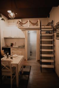 een kamer met een eettafel en een hoogslaper bij Apartman Tilia in Mostar