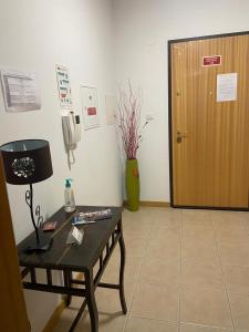 een kamer met een tafel, een telefoon en een deur bij Congidouro in Freixo de Espada à Cinta