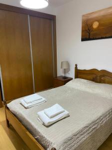 um quarto com uma cama com duas toalhas em Congidouro em Freixo de Espada à Cinta