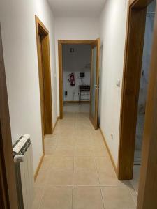 een hal met twee open deuren en een kamer met een vloer bij Congidouro in Freixo de Espada à Cinta