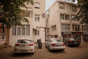 een groep auto's geparkeerd voor een gebouw bij Apartman Tilia in Mostar