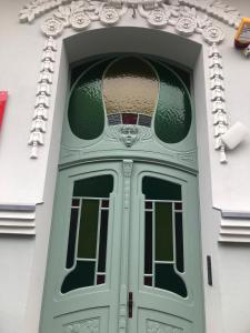 a green door on a building with a window at Apartament w Bydgoszczy, dzielnica muzyczna in Bydgoszcz