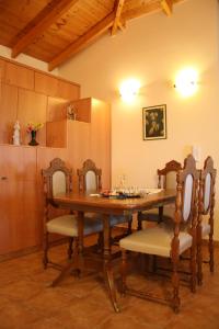 een eetkamer met een houten tafel en stoelen bij family house in Nafplio in Nafplio