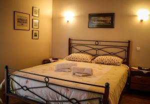 een slaapkamer met een bed met 2 kussens erop bij family house in Nafplio in Nafplio