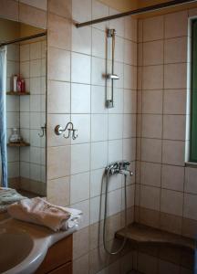 łazienka z prysznicem i umywalką w obiekcie family house in Nafplio w Nauplionie