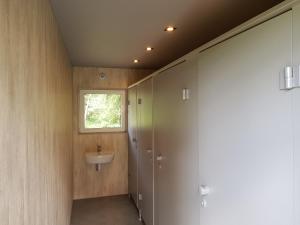 Kúpeľňa v ubytovaní Biebrza CAMP - pole namiotowe + 37 fotografií