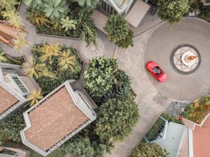 uma vista superior de um parque de estacionamento com um carro vermelho em W1Bangkoknoi Hotel em Nonthaburi