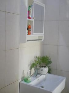 uma casa de banho com um lavatório e um armário de medicamentos em Villa Kikiriki em Kigali