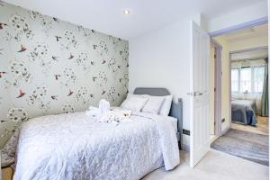 a bedroom with a bed and a wall with butterflies at 2 bedroom luxury House in Oxford in Oxford