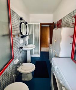 a small bathroom with a sink and a toilet at Apartment i Pini in Sestri Levante
