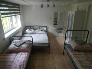 1 dormitorio con 2 literas y ventana en Nostalgia noclegi en Olsztyn