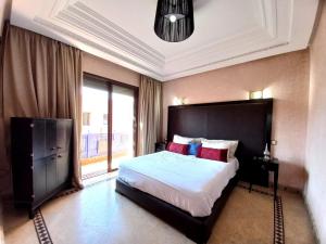 1 dormitorio con cama grande y ventana grande en CYCAS VILLA TARGA GARDEN -Only Family, en Marrakech