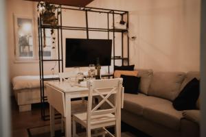 een woonkamer met een bank en een tafel bij Apartman Tilia in Mostar