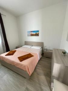 Casa Marianelli في كالابيرناردو: غرفة نوم بها سرير عليه منشفتان