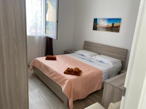 Casa Marianelli في كالابيرناردو: غرفة نوم بسرير وفوط بنية اللون