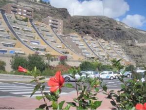 a parking lot with cars parked in front of a building at Apartamento frente al mar in Radazul