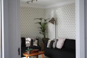 a living room with a black couch and a plant at Apartamento frente al mar in Radazul