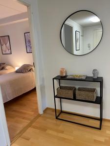 a mirror on a wall next to a bedroom at Tasokas jokiranta-asunto lähellä ydinkeskustaa in Turku