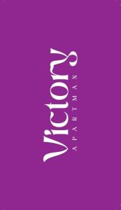 バニャ・ルカにあるApartman * VICTORY *の離婚の言葉を綴る紫色の印