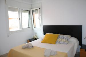 una camera da letto con un letto e due asciugamani di Apartamento frente al mar a Radazul