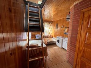 uma cozinha com uma escada num quarto em Ragaciems Guest house Beach 5 min Viesu māja pie jūras Апартаменты у моря em Ragaciems