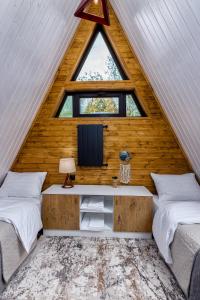 une chambre avec deux lits, une fenêtre et une télévision dans l'établissement Modern Wood Cottages, à Mtskheta