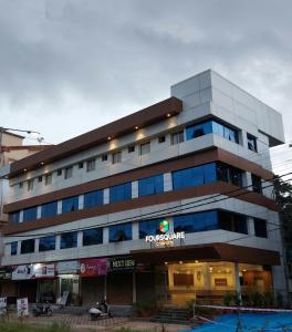 budynek z napisem na przodzie w obiekcie FOUR SQUARE COMFORTS w mieście Manipala