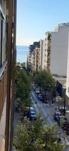 uma vista para uma rua da cidade com carros estacionados em APARTAMENTO TERESA em Calpe