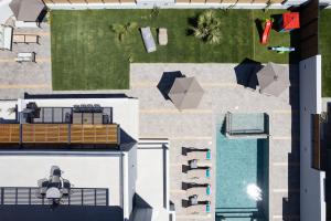 Pigianos KamposにあるSunnyside Villas, Just Steps to the Beach & Restaurants, By ThinkVillaのプール付きの家の航空写真